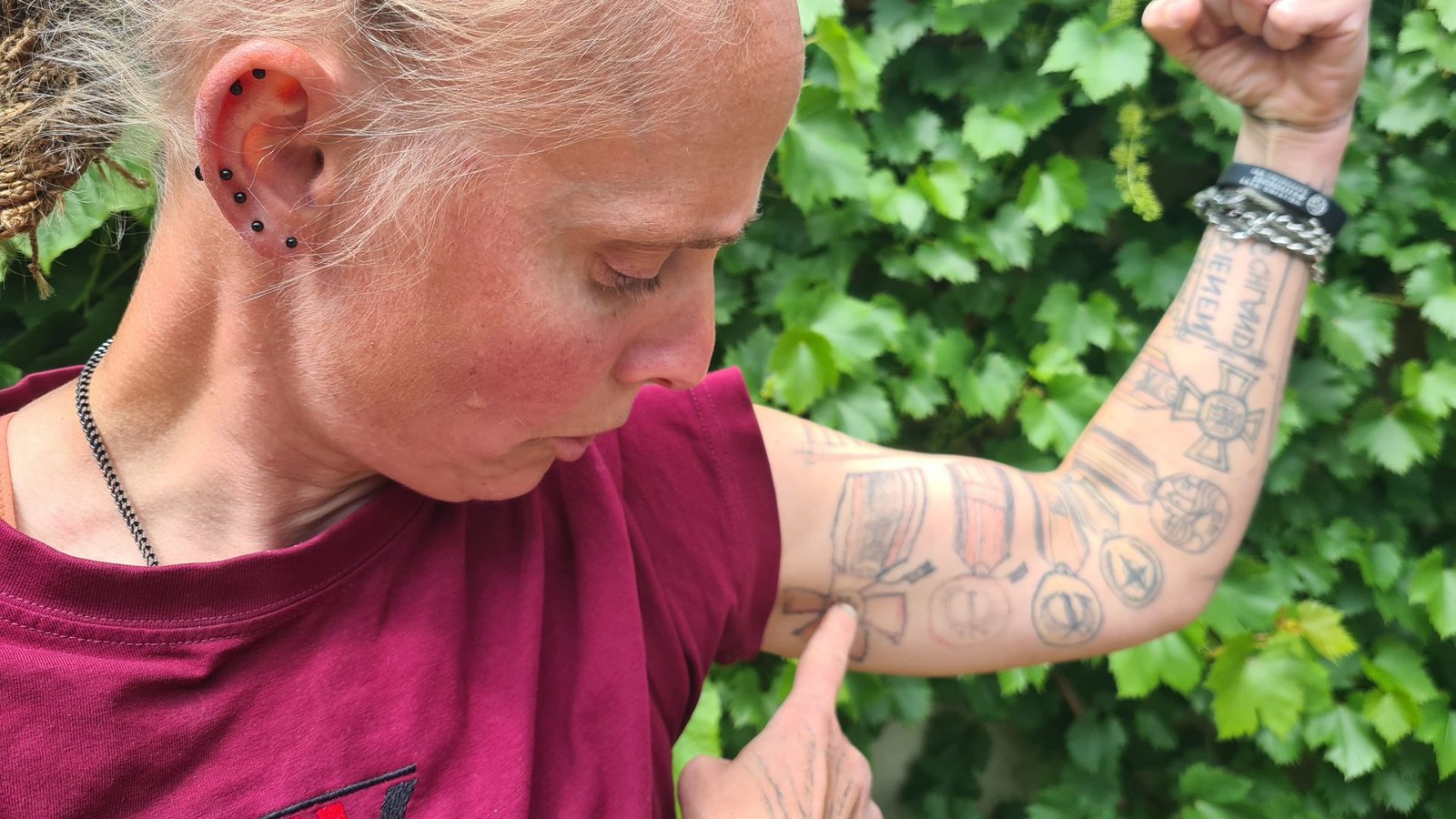 Annika Schröder hat sich ihre Auszeichnungen selbst auf den Arm tätowiert.Foto: Tobias Heimbach Annika Schröder hat sich ihre Auszeichnungen selbst auf den Arm tätowiert.Foto: Tobias Heimbach