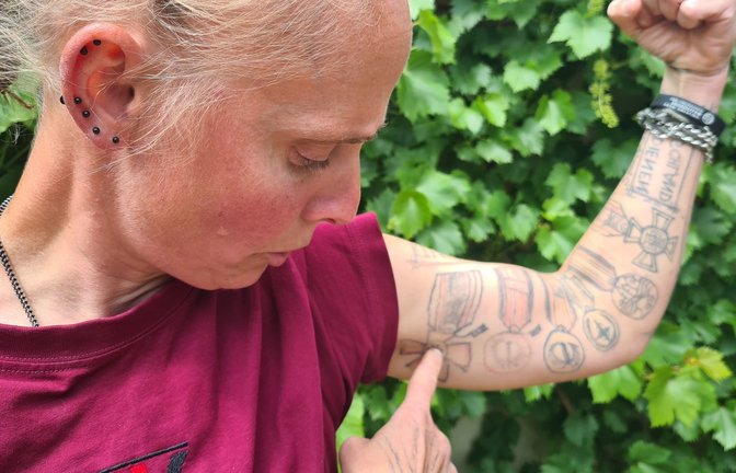 Annika Schröder hat sich ihre Auszeichnungen selbst auf den Arm tätowiert.<span class='image-autor'>Foto: Tobias Heimbach</span>