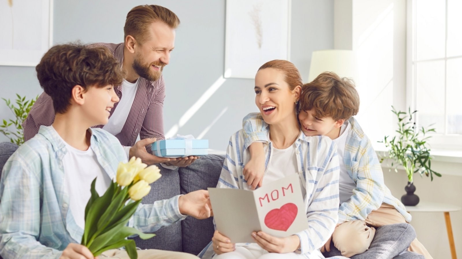Diese Woche ist Muttertag 2026. Datum, Herkunft & Bedeutung des Feiertags in Deutschland &  weltweit. Alle Muttertagstermine & beliebten Geschenkideen.Foto: Studio Romantic / Shutterstock.com