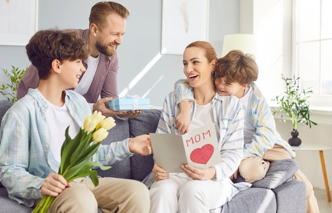 Diese Woche ist Muttertag 2026. Datum, Herkunft & Bedeutung des Feiertags in Deutschland &  weltweit. Alle Muttertagstermine & beliebten Geschenkideen.<span class='image-autor'>Foto: Studio Romantic / Shutterstock.com</span>