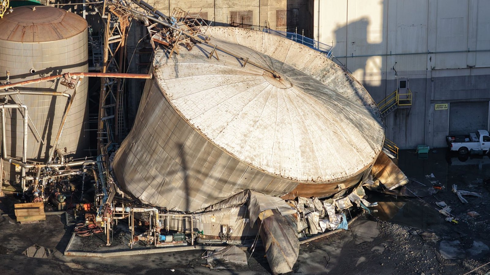 Ein Tank mit mehreren Millionen Litern Flüssigkeit ist in den USA implodiert.Foto: Karen Ducey/The Seattle Times/dpa Ein Tank mit mehreren Millionen Litern Flüssigkeit ist in den USA implodiert.Foto: Karen Ducey/The Seattle Times/dpa