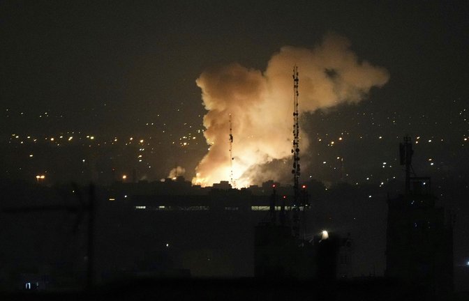 Nach einer Explosion steigt in Teheran Rauch auf.<span class='image-autor'>Foto: Vahid Salemi/AP/dpa</span>