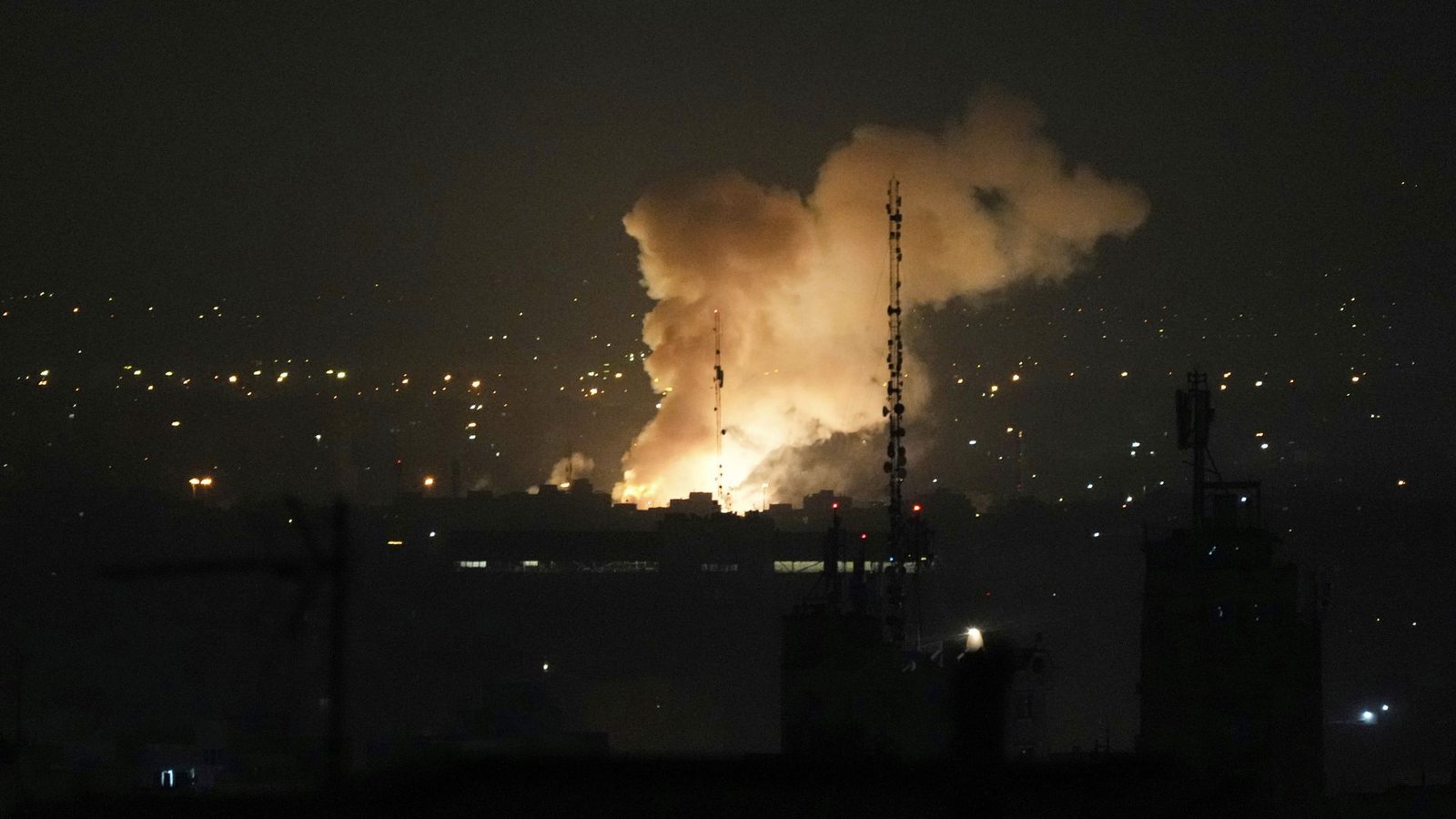 Nach einer Explosion steigt in Teheran Rauch auf.Foto: Vahid Salemi/AP/dpa Nach einer Explosion steigt in Teheran Rauch auf.Foto: Vahid Salemi/AP/dpa