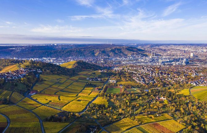 Natur hier und dichte Besiedelung da prägen die Region  – wie der Blick aus dem Remstal gen Stuttgart zeigt<span class='image-autor'>Foto: imago/Werner Dieterich</span>