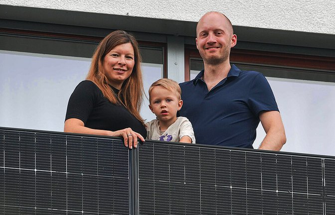 Familie Hardt hinter ihrem Kraftwerk: Die Grundlast deckt es mindestens ab, bei Sonne noch weit mehr.<span class='image-autor'>Foto: Lichtgut/Max Kovalenko</span>
