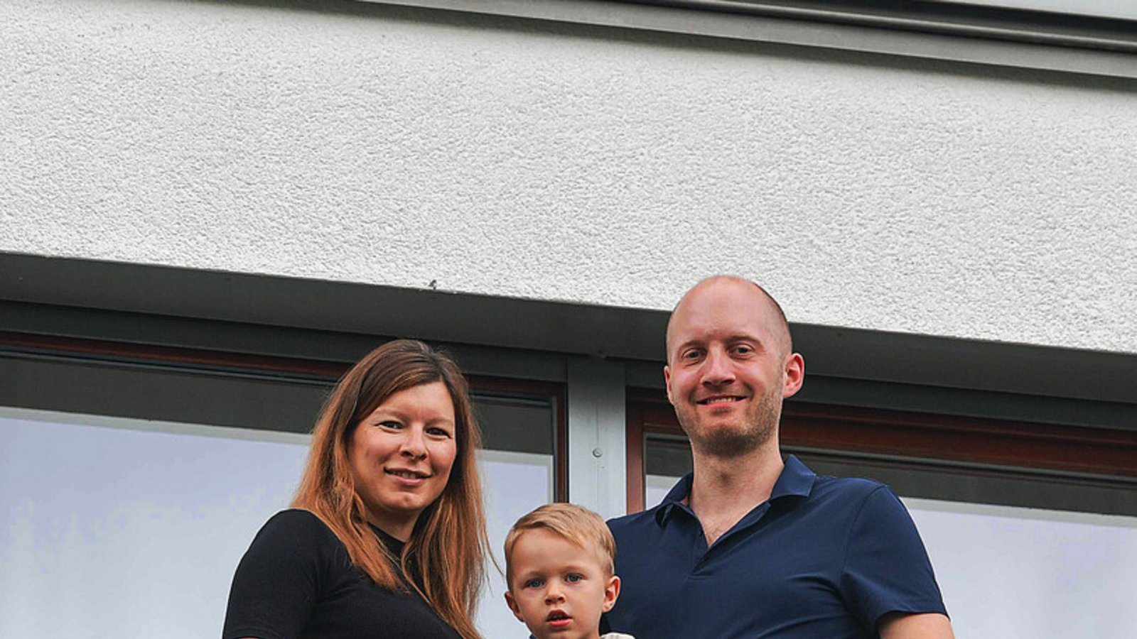 Familie Hardt hinter ihrem Kraftwerk: Die Grundlast deckt es mindestens ab, bei Sonne noch weit mehr.Foto: Lichtgut/Max Kovalenko