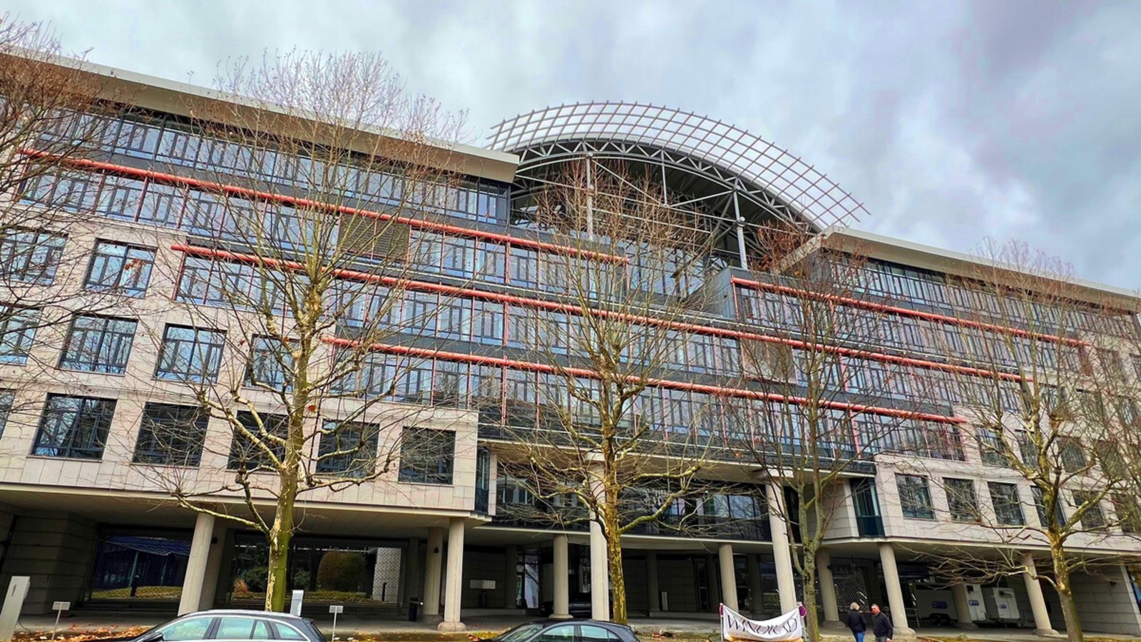 Das Land hat bisher nicht erklärt, in welchem bisherigen Bürohaus Flüchtlinge unterkommen sollen. Dieses Gebäude an der Straße Mittlerer Pfad steht zur Debatte.Foto: Konstatin Schwarz ; Lichtgut/Julian Rettig