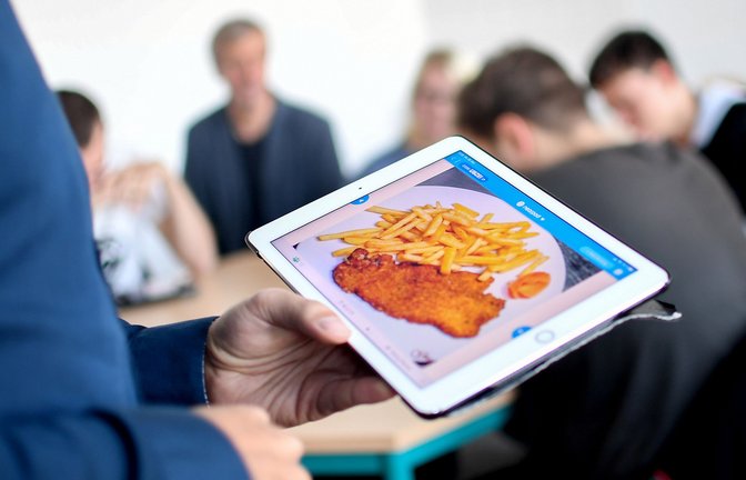 Was heißt Schnitzel mit Pommes auf Englisch? Die meisten  Lehrer im Land haben inzwischen  Dienst-Tablets.<span class='image-autor'>Foto: dpa/Britta Pedersen</span>