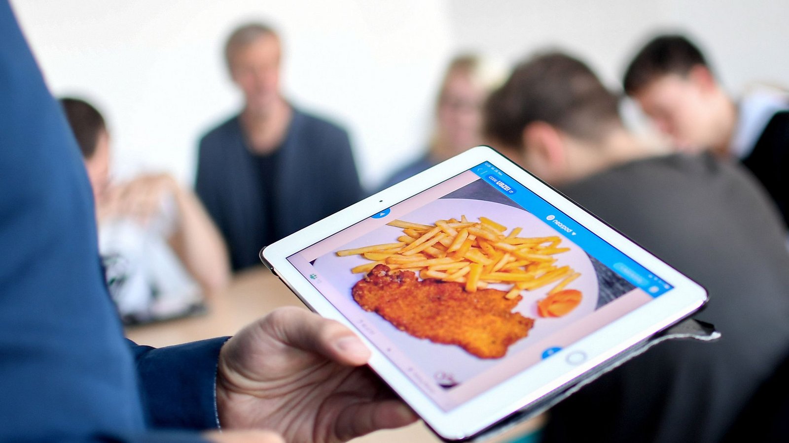 Was heißt Schnitzel mit Pommes auf Englisch? Die meisten Lehrer im Land haben inzwischen Dienst-Tablets.Foto: dpa/Britta Pedersen Was heißt Schnitzel mit Pommes auf Englisch? Die meisten Lehrer im Land haben inzwischen Dienst-Tablets.Foto: dpa/Britta Pedersen
