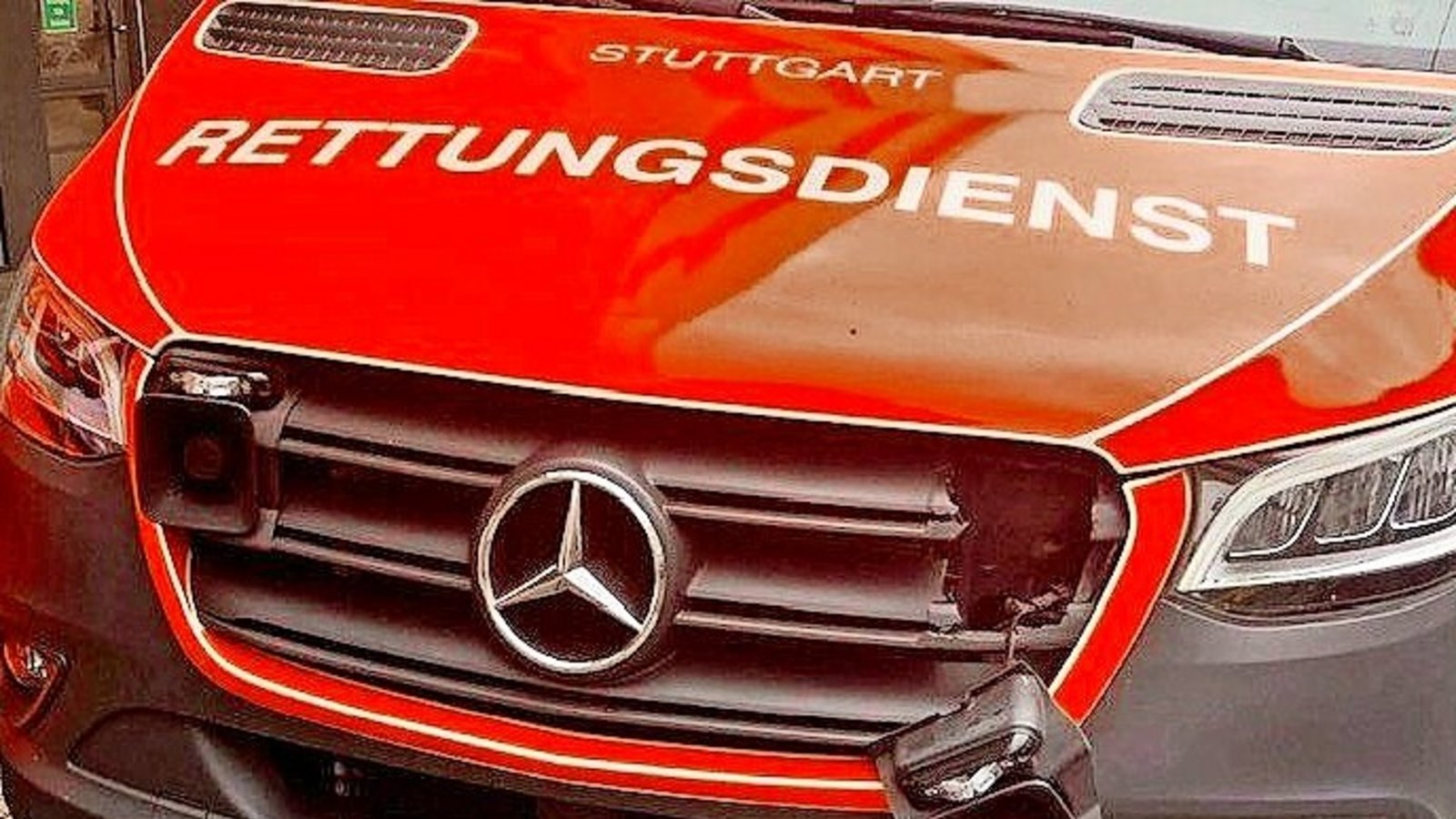 Ein aufgebrachter Passant hat ein Einsatzfahrzeug des Roten Kreuzes vor der Hauptrettungswache beschädigt.Foto: DRK Stuttgart Ein aufgebrachter Passant hat ein Einsatzfahrzeug des Roten Kreuzes vor der Hauptrettungswache beschädigt.Foto: DRK Stuttgart