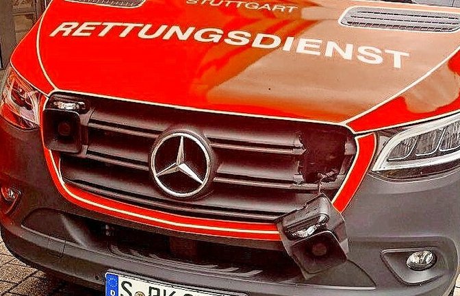 Ein aufgebrachter Passant hat ein Einsatzfahrzeug des Roten Kreuzes vor der Hauptrettungswache beschädigt.<span class='image-autor'>Foto: DRK Stuttgart</span>