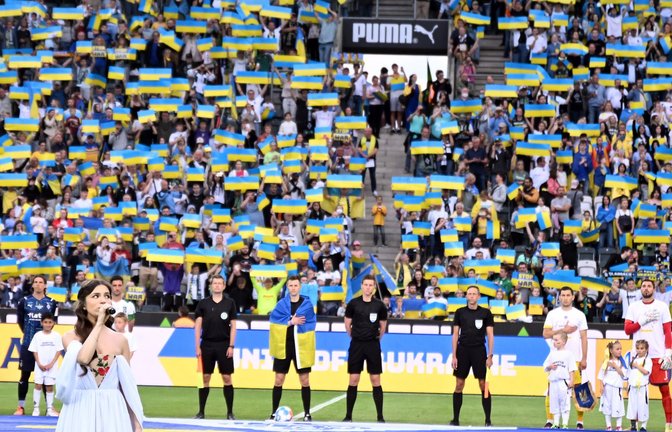Die ukrainische Nationalmannschaft und Borussia Mönchengladbach haben mit einem Benefizspiel ein fußballerisches Zeichen gegen den Krieg gesetzt.<span class='image-autor'>Foto: Federico Gambarini/dpa</span>