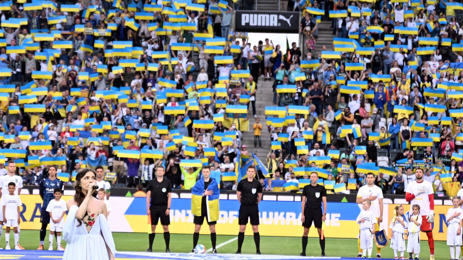 Die ukrainische Nationalmannschaft und Borussia Mönchengladbach haben mit einem Benefizspiel ein fußballerisches Zeichen gegen den Krieg gesetzt.Foto: Federico Gambarini/dpa