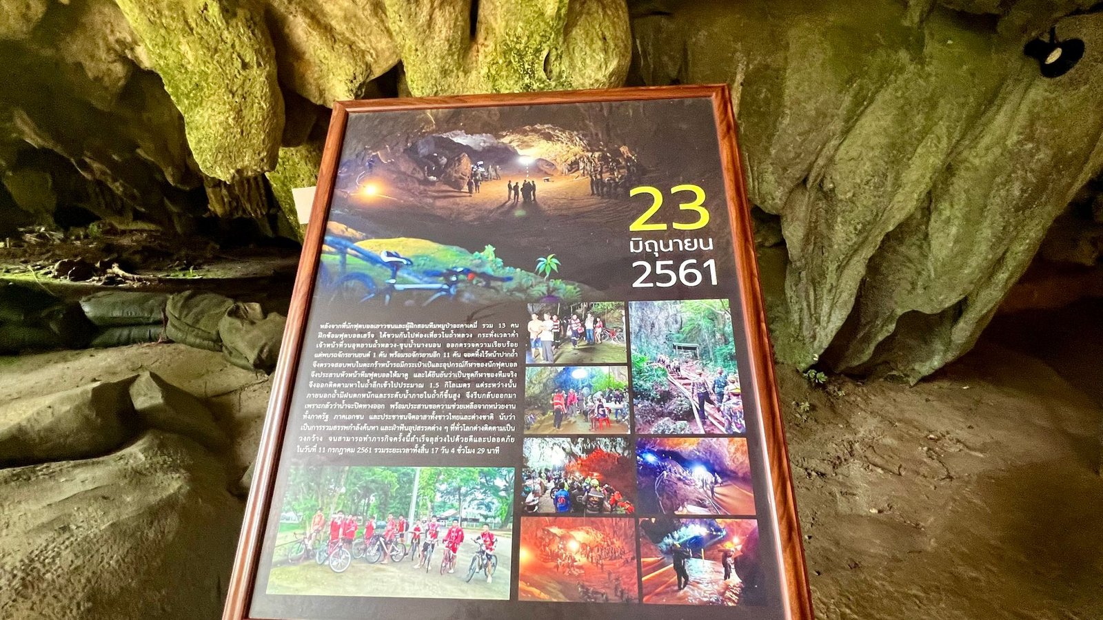 Tafeln erinnern an der Tham-Luang-Höhle in Thailand bis heute an die aufwendige Rettungsaktion von 2018. (Archivbild)Foto: Carola Frentzen/dpa