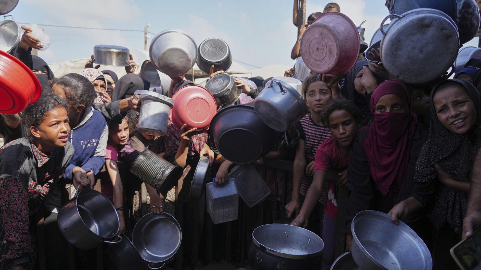 Hungernde in GazaFoto: Jehad Alshrafi/AP/dpa Hungernde in GazaFoto: Jehad Alshrafi/AP/dpa