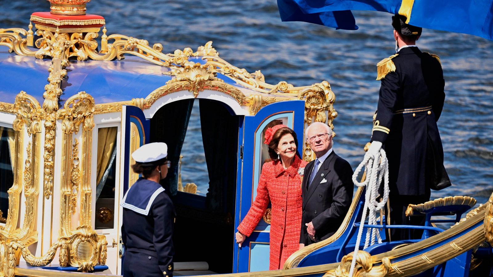 Der schwedische König Carl XVI. Gustaf und Königin Silvia gehen anlässlich ihrer Goldenen Hochzeit am Skeppsbron an Bord der königlichen Barkasse «Vasaorden».Foto: picture alliance/dpa/TT News Agency/AP | Pontus Lundahl