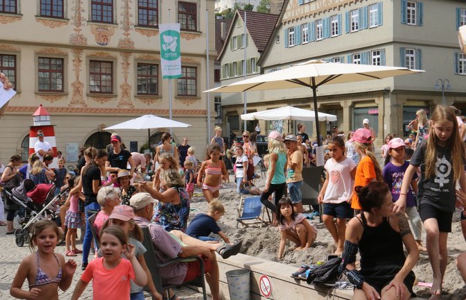 Bianca Herzog vom Turnverein Vaihingen ruft die Kinder zum Mitmachen bei den Stationen im Sand auf.  <span class='image-autor'>Fotos: Rücker</span>
