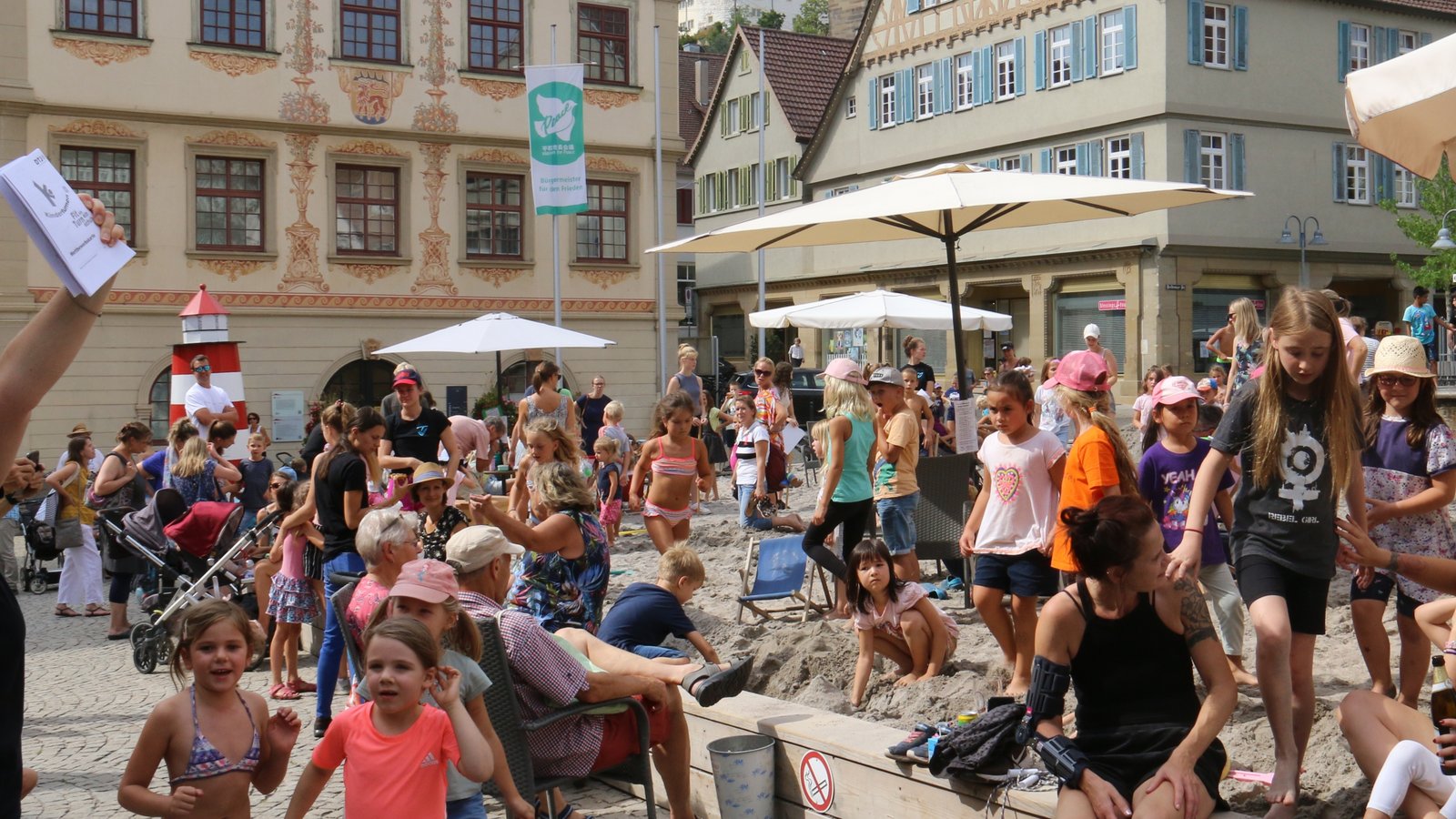 Bianca Herzog vom Turnverein Vaihingen ruft die Kinder zum Mitmachen bei den Stationen im Sand auf.  Fotos: Rücker