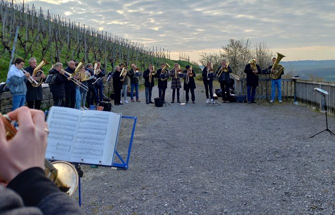 Die Bläserinnen und Bläser des Enzweihinger Posaunenchors unter der Leitung von Holger Rentschler am Ostermontag beim Spielen von Osterchorälen von der Kornberg-Wendeplatte. <span class='image-autor'>Foto: Pfisterer</span>