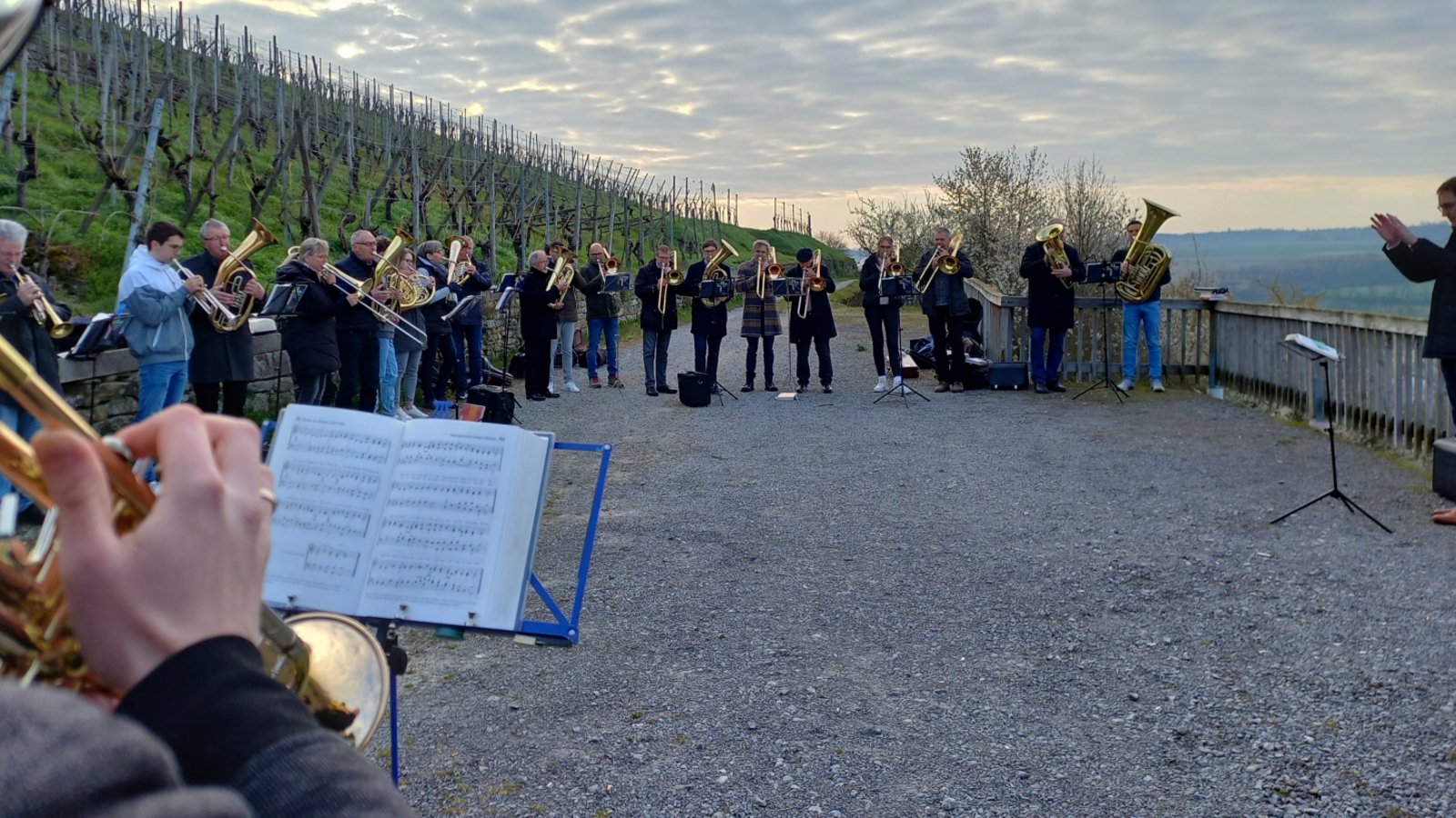 Die Bläserinnen und Bläser des Enzweihinger Posaunenchors unter der Leitung von Holger Rentschler am Ostermontag beim Spielen von Osterchorälen von der Kornberg-Wendeplatte. Foto: Pfisterer Die Bläserinnen und Bläser des Enzweihinger Posaunenchors unter der Leitung von Holger Rentschler am Ostermontag beim Spielen von Osterchorälen von der Kornberg-Wendeplatte. Foto: Pfisterer