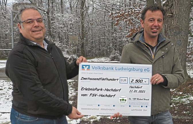 Klaus Schuller vom Förderverein (links) und Michael Honeck bei der Scheckübergabe.  Foto: p