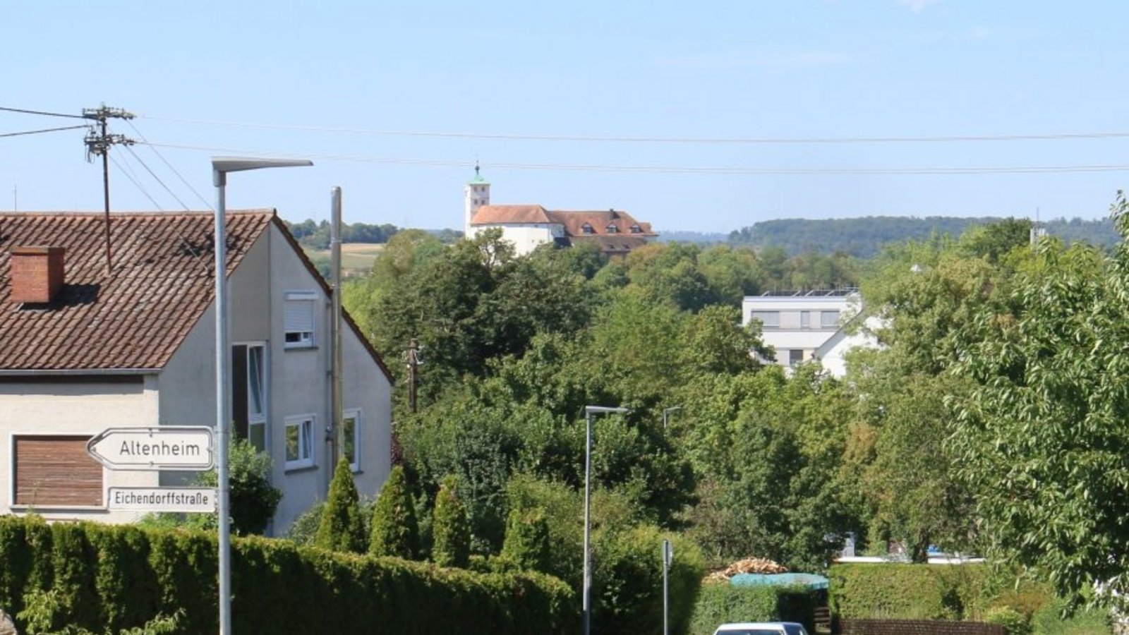 2. Nach der Gerokstraße geht es den Hügel hinab mit Blick auf Schloss Kaltenstein.