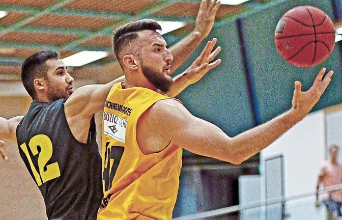 Kennt beide Clubs: Center-Spieler Andreas Kronhardt (Mitte) Foto: Baumann