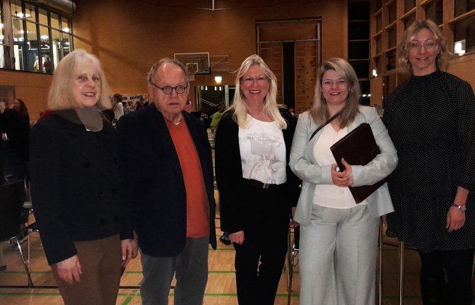 Frauenrunde mit Männeranteil (von links): Martina Klöpfer, Gleichstellungsbeauftragte des Enzkreises 1992-2020, Kreisrat Günter Bächle (CDU), Kreisrätin Rita Talmon (Grüne), Bürgermeisterin Antonia Walch und Kinga Golomb, Gleichstellungsbeauftragte seit 2020.  <span class='image-autor'>Foto: Filitz</span>