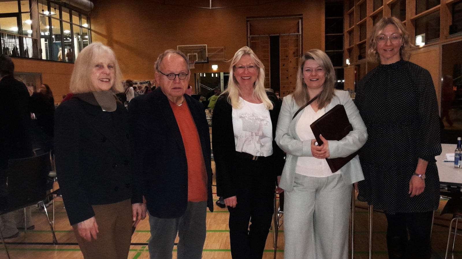 Frauenrunde mit Männeranteil (von links): Martina Klöpfer, Gleichstellungsbeauftragte des Enzkreises 1992-2020, Kreisrat Günter Bächle (CDU), Kreisrätin Rita Talmon (Grüne), Bürgermeisterin Antonia Walch und Kinga Golomb, Gleichstellungsbeauftragte seit 2020.  Foto: Filitz