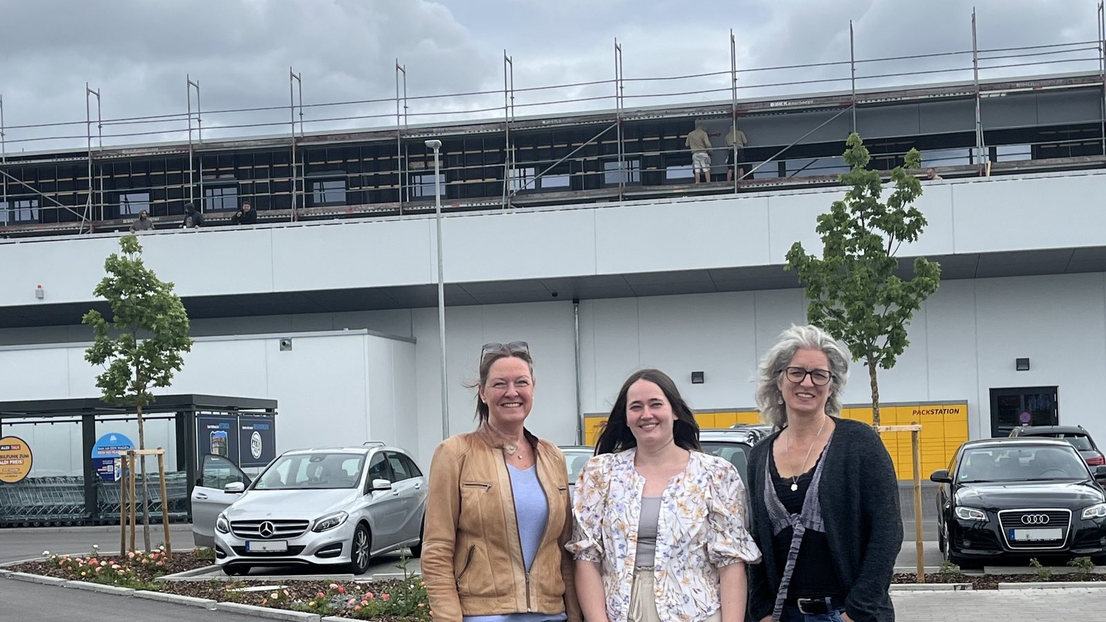 Die neue Leiterin der Kindertagesstätte auf dem Dach eines Supermarktes in Großsachsenheim: Anne Kuhlmann freut sich mit ihren Kolleginnen Michelle Herrmann und Angela Grahl (von links) auf ihre neuen Aufgaben. Foto: Glemser Die neue Leiterin der Kindertagesstätte auf dem Dach eines Supermarktes in Großsachsenheim: Anne Kuhlmann freut sich mit ihren Kolleginnen Michelle Herrmann und Angela Grahl (von links) auf ihre neuen Aufgaben. Foto: Glemser