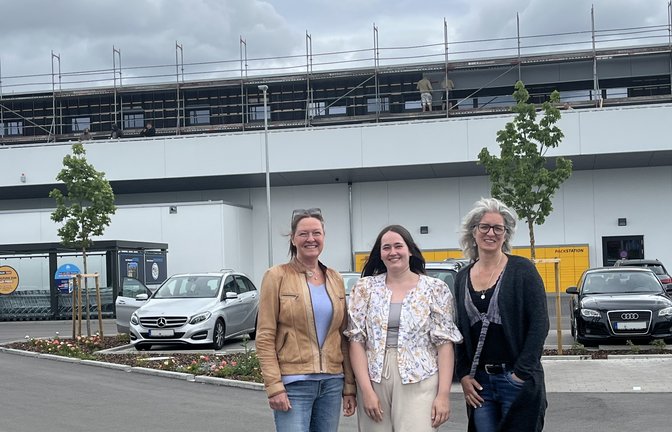 Die neue Leiterin der Kindertagesstätte auf dem Dach eines Supermarktes in Großsachsenheim: Anne Kuhlmann freut sich mit ihren Kolleginnen Michelle Herrmann und Angela Grahl (von links) auf ihre neuen Aufgaben.  <span class='image-autor'>Foto: Glemser</span>