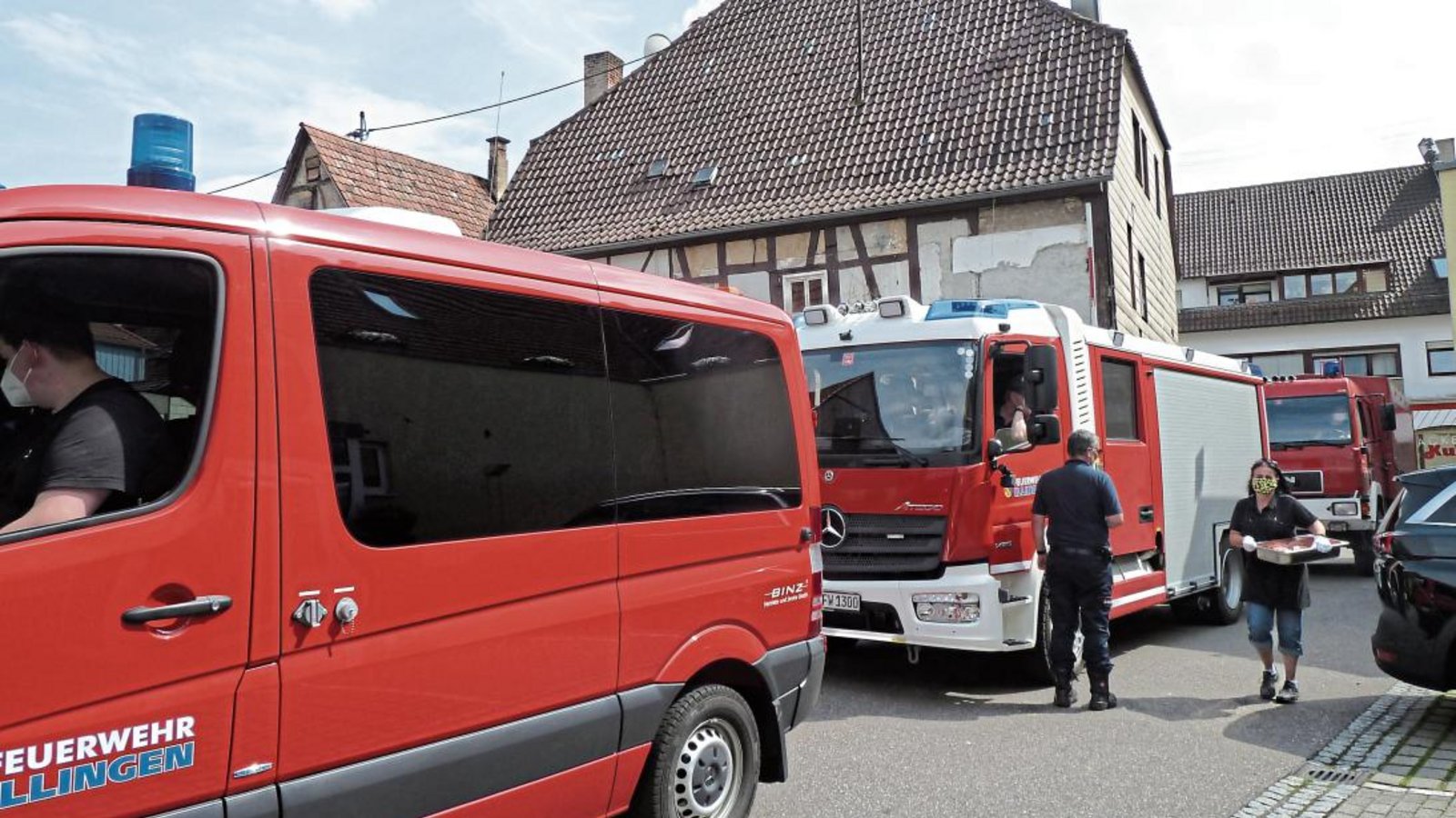 Beim Illinger Chor Eintracht freute man sich über die starke Unterstützung auch durch die Feuerwehr beim Leberkäs-Wecken-Drive-in. Foto: p Beim Illinger Chor Eintracht freute man sich über die starke Unterstützung auch durch die Feuerwehr beim Leberkäs-Wecken-Drive-in. Foto: p