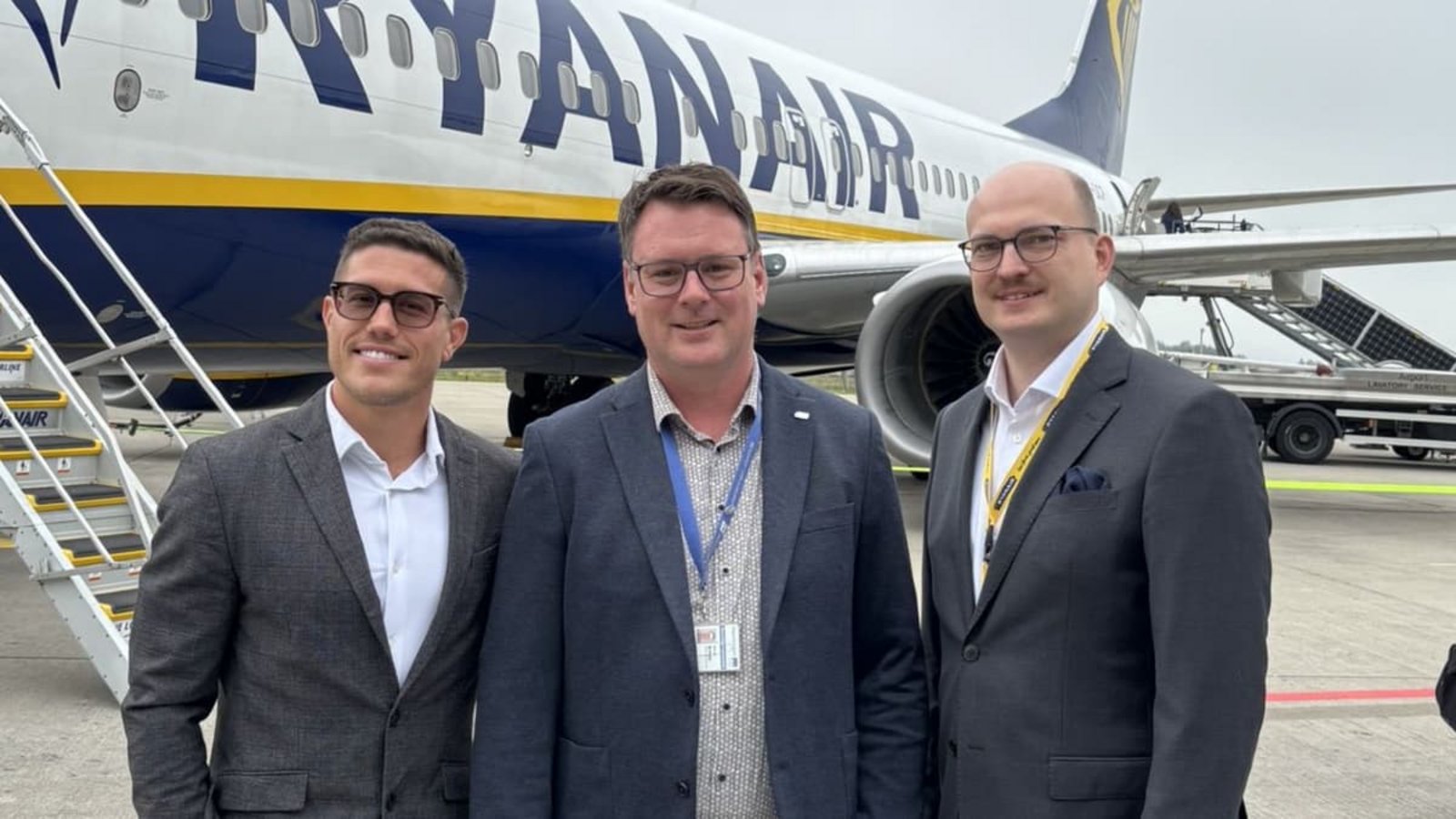 Marcel Pouchain Meyer, Leiter Marketing und Kommunikation bei Ryanair Deutschland/Schweiz/Österreich, Marcel Schütz, Geschäftsführer des Flughafens Memmingen, und Marco Lietz, Leiter der Öffentlichkeitsarbeit bei Ryanair Deutschland am Memminger Flughafen (von links).Julia Horn Marcel Pouchain Meyer, Leiter Marketing und Kommunikation bei Ryanair Deutschland/Schweiz/Österreich, Marcel Schütz, Geschäftsführer des Flughafens Memmingen, und Marco Lietz, Leiter der Öffentlichkeitsarbeit bei Ryanair Deutschland am Memminger Flughafen (von links).Julia Horn