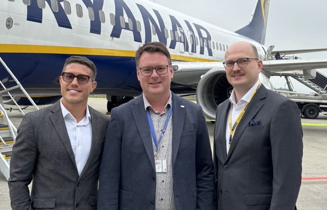 Marcel Pouchain Meyer, Leiter Marketing und Kommunikation bei Ryanair Deutschland/Schweiz/Österreich, Marcel Schütz, Geschäftsführer des Flughafens Memmingen, und Marco Lietz, Leiter der Öffentlichkeitsarbeit bei Ryanair Deutschland am Memminger Flughafen (von links).<span class='image-autor'>Julia Horn</span>