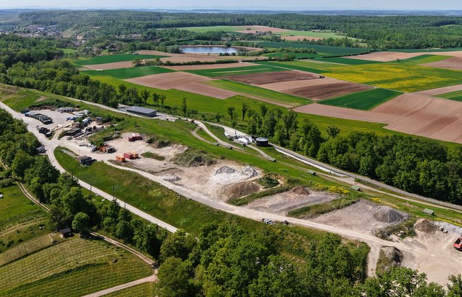 Die Enzkreis-Deponie Hamberg in Sichtweite zu Maulbronn (links hinten) soll nach ihrer Verfüllung mit einer dauerhaften Oberflächenabdeckung konserviert werden. <span class='image-autor'>Fotos: Küppers</span>
