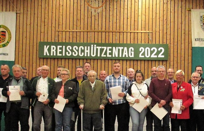 Für ihre vielfältigen Verdienste im Schützenkreis Vaihingen wurden im Rahmen des 66. Kreisschützentages diese Funktionäre mit Ehrenzeichen der Verbände ausgezeichnet. Rechts Landesschützenmeister Klaus Koch, links Kreisoberschützenmeister Bernhard Weigmann. <span class='image-autor'>Foto: Pfitzenmaier</span>