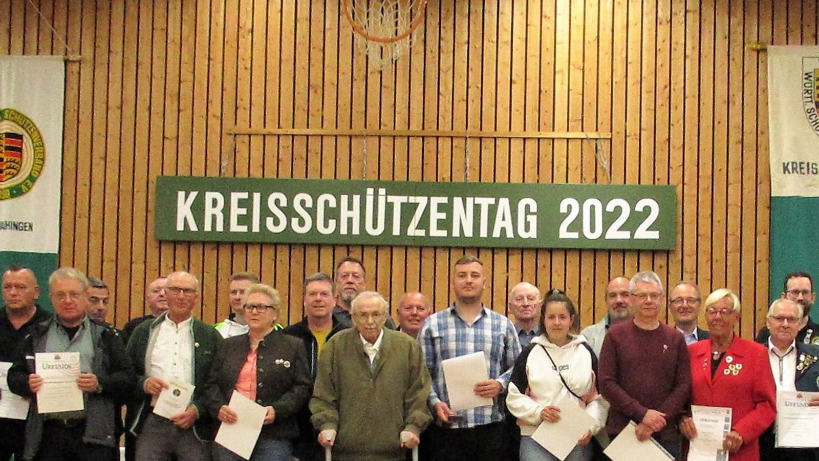 Für ihre vielfältigen Verdienste im Schützenkreis Vaihingen wurden im Rahmen des 66. Kreisschützentages diese Funktionäre mit Ehrenzeichen der Verbände ausgezeichnet. Rechts Landesschützenmeister Klaus Koch, links Kreisoberschützenmeister Bernhard Weigmann. Foto: Pfitzenmaier