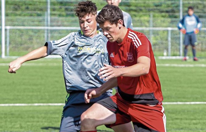 Punkteteilung in letzter Minute: Für Robin Mezger von der SGM Hohenhaslach/Freudental II (links) und seinen Großglattbacher Kontrahenten Patrick Beisser war jeweils kein Sieg drin.  Foto: Bürkle