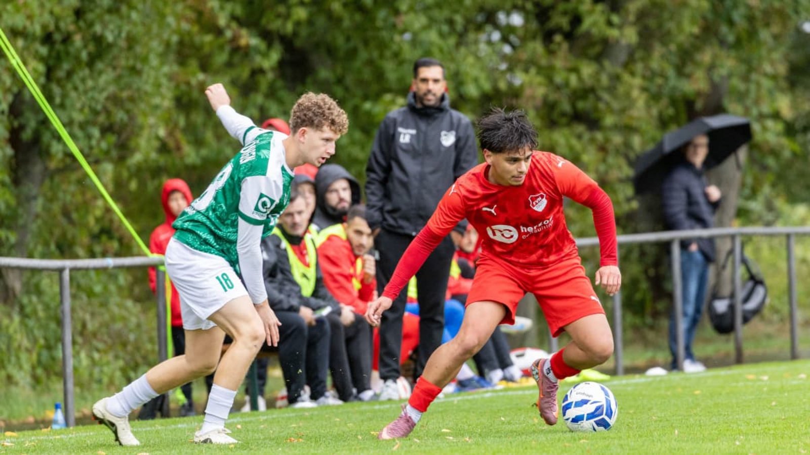 Köngens Kimi Hindennach verfolgt den ballführenden Louis Dao. Neuhausens Coach Luis Rodrigues verfolgt die Szene.Michael Treutner