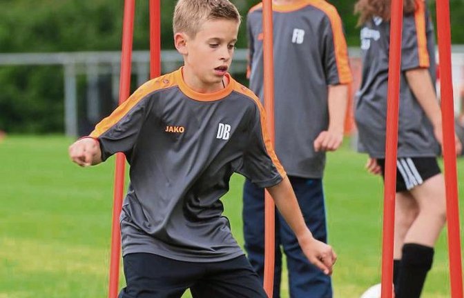 Der Slalomlauf mit Ball gehört zu den täglichen Herausforderungen in Illingen. Fotos: Küppers