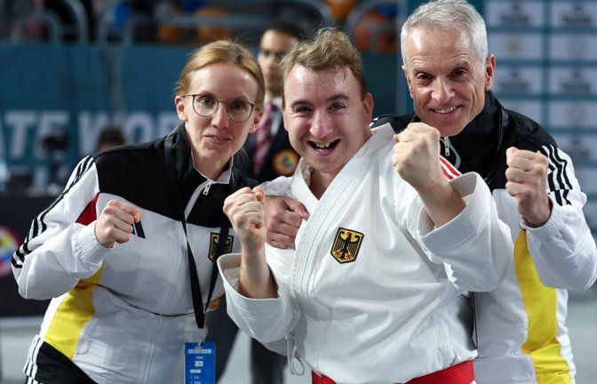 Albert Singer (Mitte) mit seinen Bundestrainern Kathrin Brachwitz und Heiko Kuppe, Karate, Vaihingen, Foto: privat