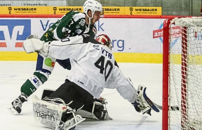 Robin Just scheitert hier an Frankfurts Goalie Philip Lehr. Der Bietigheimer war aber maßgeblich am Treffer zum 4:2 beteiligt. Seinen Schuss fälschte Jason Pinizzotto unhaltbar ab. Foto: Simecek