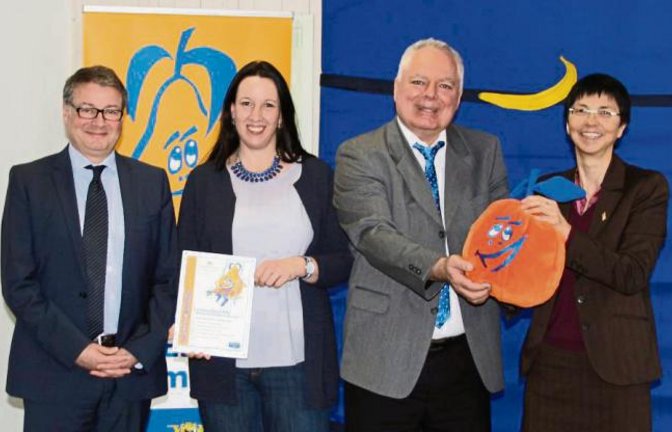 Boris Borensztein, Simone Schäfer, Horst Fiedler und Beate Ramminger-Guderlei (von links) bei der Übergabe des Zertifikats.  Foto: p