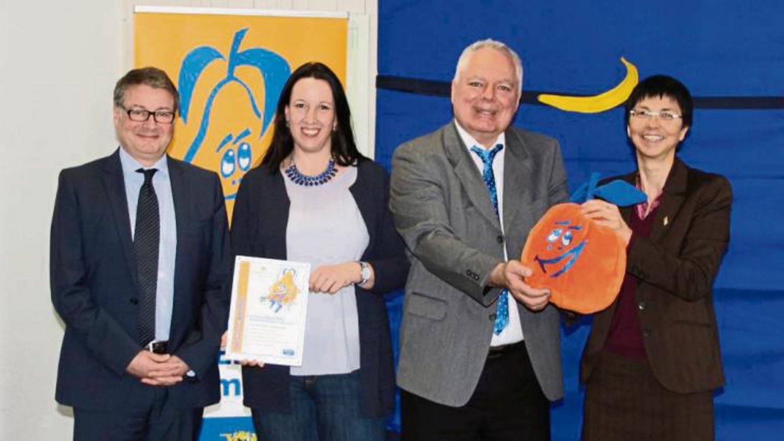 Boris Borensztein, Simone Schäfer, Horst Fiedler und Beate Ramminger-Guderlei (von links) bei der Übergabe des Zertifikats. Foto: p Boris Borensztein, Simone Schäfer, Horst Fiedler und Beate Ramminger-Guderlei (von links) bei der Übergabe des Zertifikats. Foto: p
