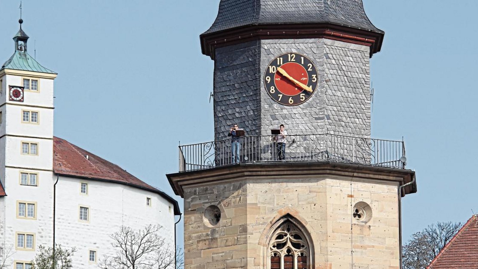 Turmblasen zu zweit und mit Abstand: An Ostersonntag spielen Musikerinnen des Bläserkreises das Lied „Christ ist erstanden“.  Fotos: Rostek