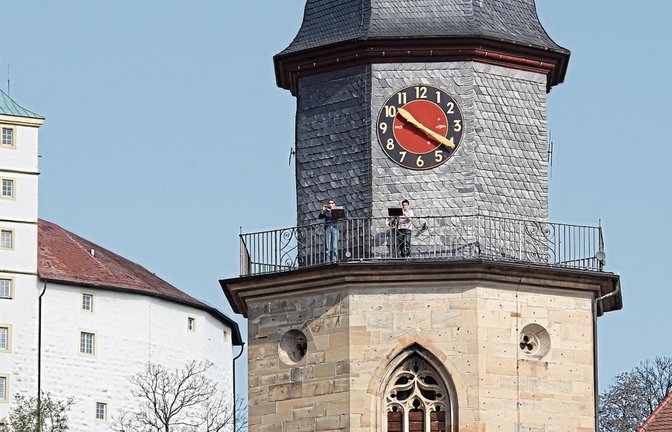 Turmblasen zu zweit und mit Abstand: An Ostersonntag spielen Musikerinnen des Bläserkreises das Lied „Christ ist erstanden“.  Fotos: Rostek