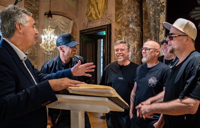 Die Fantastischen Vier haben am Samstag bei den KSK Music Open in Ludwigsburg rund 10 000 Fans im Innenhof des Schlosses begeistert. Zuvor trugen sie sich in Gegenwart von Landrat Dietmar Allgaier und ihres Managers Andreas „Bär“ Läsker in das Gästebuch des Landkreises Ludwigsburg ein.  <span class='image-autor'>Foto: LL</span>