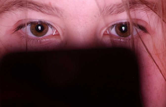 Wie ein Stück Fleisch in einem Becken voller Piranhas: Kinder-Accounts in sozialen Netzwerken werden in kürzester Zeit von Pädokriminellen anzüglich kontaktiert.<span class='image-autor'>Jan Woitas/dpa</span>