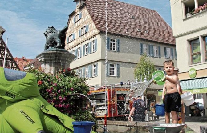 Die Abteilung Stadt der Vaihinger Feuerwehr hat gestern am Strandleben mit ihrem Equipment für Wasserspiele gesorgt. Den Kindern gefällt es sichtlich.  Foto: Banholzer