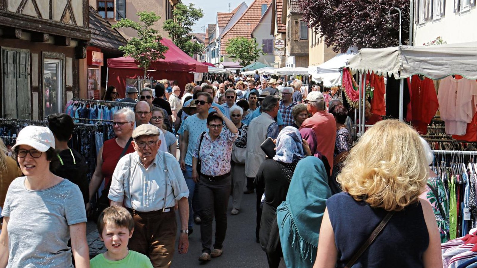 Bei sommerlichen Temperaturen ist beim Pfingstmarkt in Horrheim fast kein Durchkommen mehr.  Fotos: Rücker